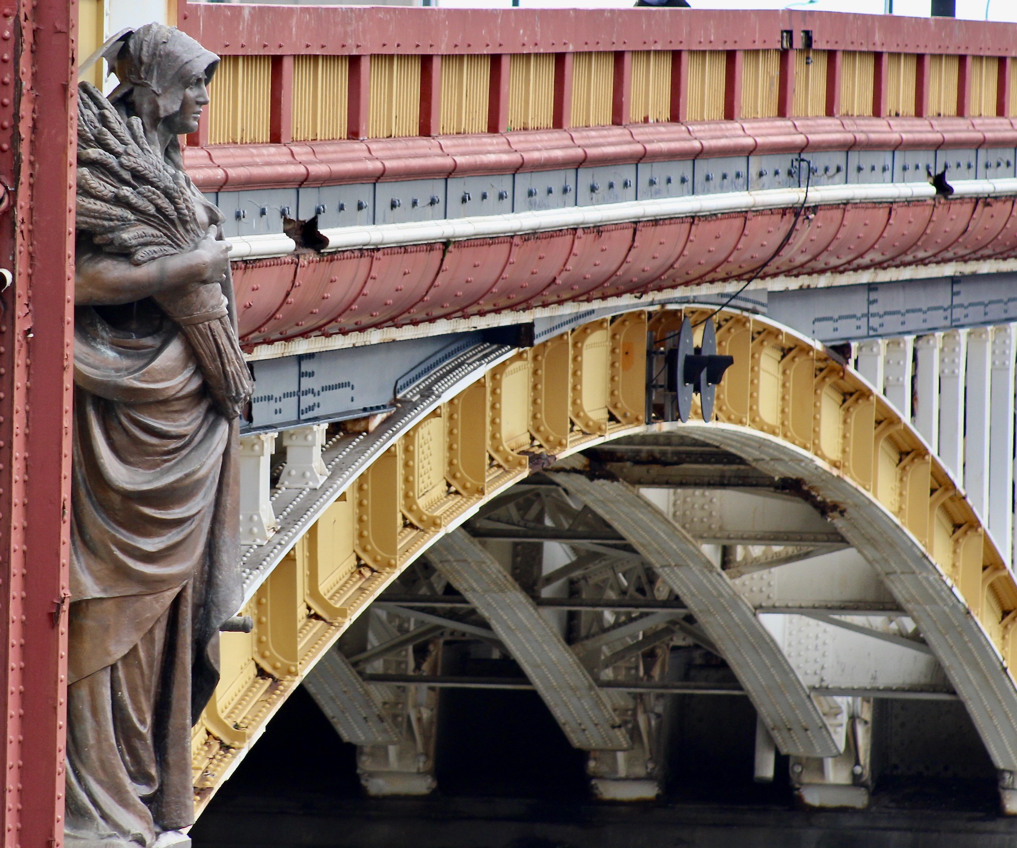 The Vauxhall Bridge statues Ebb & Flow